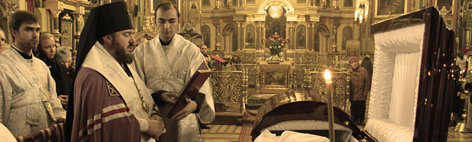 Священик на похороні. Київ